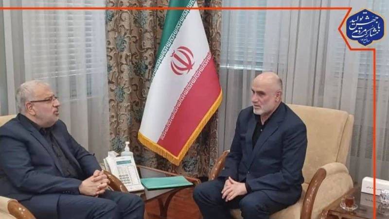 با جواد اوجی وزیر نفت دیدار و در ارتباط با مسایل و مشکلات گفت وگو کرد.
