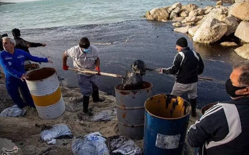 آلودگی نفتی در سواحل جزیره خارگ مهار شد