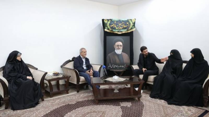 دیدار دکتر پزشکیان با خانواده شهید آل هاشم